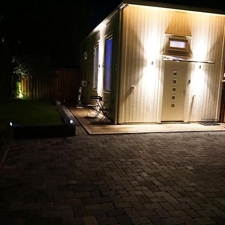 דירות שטוקהולם Fresh Happy Little House, 35 M2 In Taeby מראה חיצוני תמונה